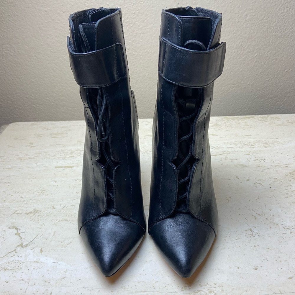 🏹Pour La Victoire Lace Up Heeled Booties 7.5 🖤